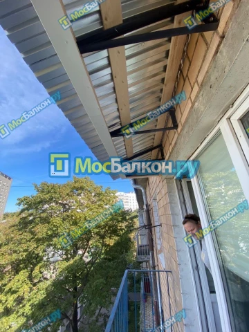 Крыша на балконе в Московском монтаж и ремонт по выгодной цене от МосБалкон