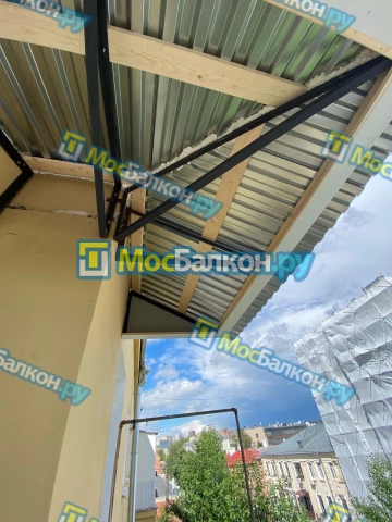 Крыша на балконе в Московском монтаж и ремонт по выгодной цене от МосБалкон